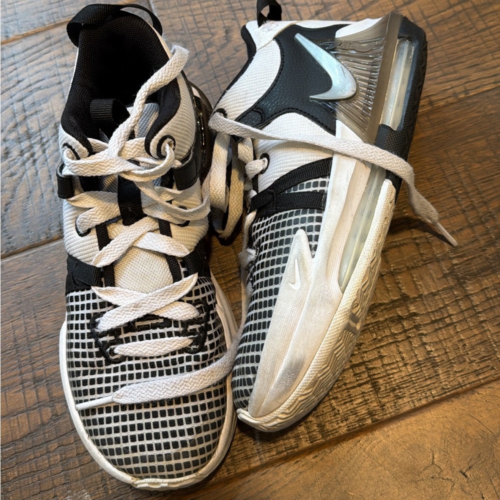 Nike LeBron witness 7 basketball sneakers